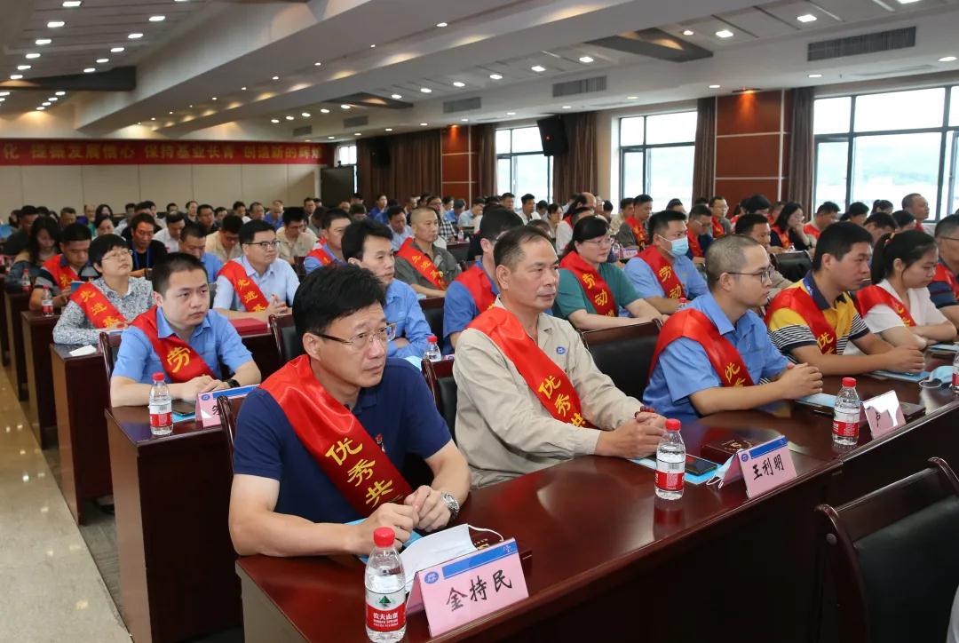 拉斯维加斯9888举行庆祝建党99周年、  建厂70周年暨先进表彰大会(图3)